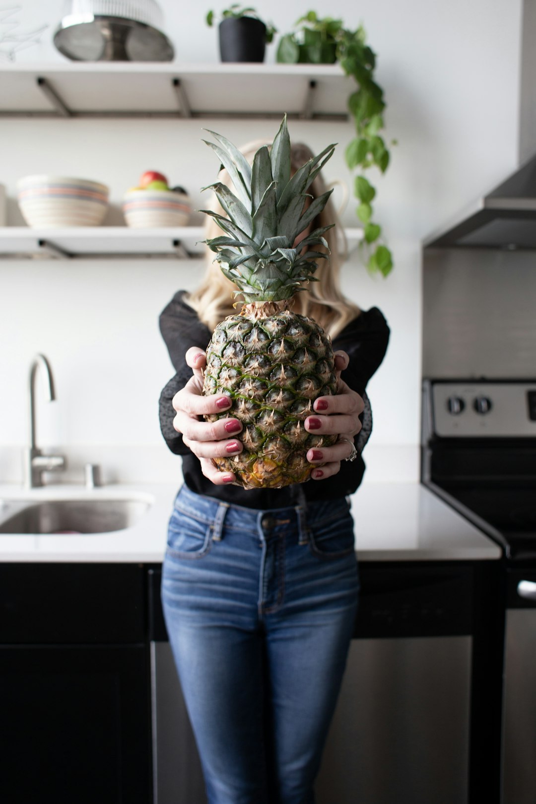 services-02 woman-holding-pineapple-3gvg-6h-fm4